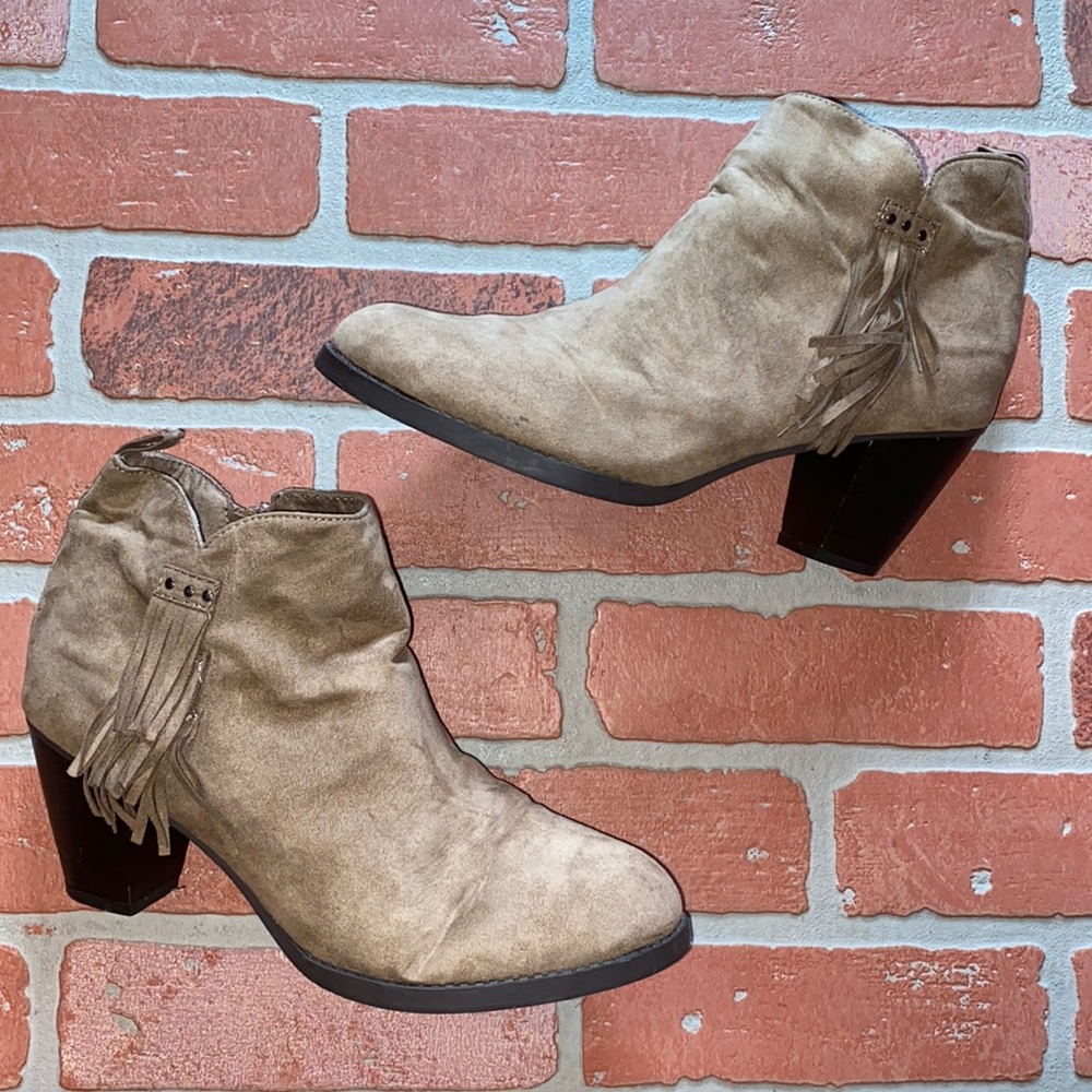 Bongo Alessandra tan faux suede fringe ankle booties